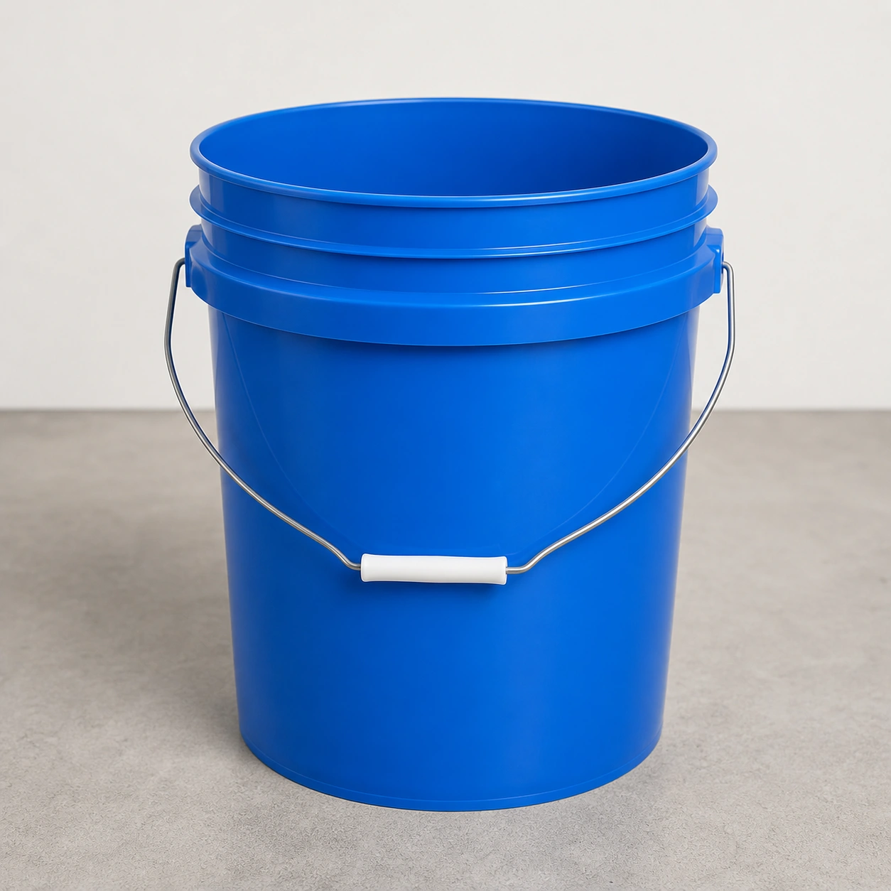 Bucket for water softener maintenance